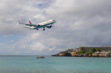 Delta Hava Yolları Boeing 757 Prenses Juliana Uluslararası Havalimanı SXM Sint Maarten, Hollanda Karayipleri 'ne inmeden önce Maho Sahili üzerinde uçuyordu.. 