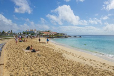 Maho Plajı hava görüntüsü Prenses Juliana Uluslararası Havalimanı SXM 'ye inmeyi bekleyen insanlar Sint Maarten, Hollanda Karayip. 