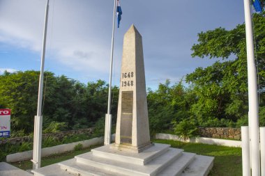 St. Martin Adası, Hollanda Karayipler 'deki Fransız St. Martin ve Hollanda Sint Maarten arasındaki sınır anıtı. 