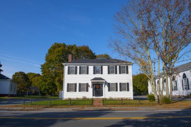 Tarihi sömürge tarzı ev Kingston, Massachusetts MA 'nın tarihi şehir merkezinde, 211 Main Caddesi' nde.. 
