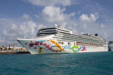 Norveç Deniz Gemisi İncisi, Bermuda 'nın Sandy Mahallesi' ndeki Kraliyet Donanma Tersanesine yanaştı.. 