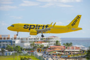 Spirit Airlines Airbus 320 Prenses Juliana Uluslararası Havalimanı SXM 'ye inmeden önce Maho Plajı üzerinde uçuyor.. 