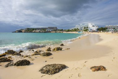 Maho Plajı hava görüntüsü Prenses Juliana Uluslararası Havalimanı SXM 'ye inmeyi bekleyen insanlar Sint Maarten, Hollanda Karayip. 