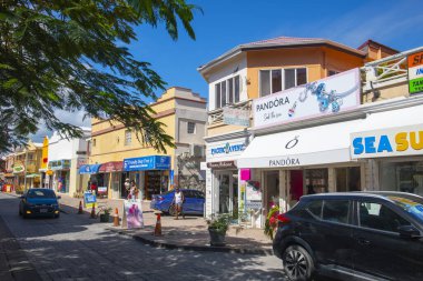 Hollanda 'nın Sint Maarten kentindeki Philipsburg' un tarihi merkezindeki Front Caddesi 'ndeki tarihi ticari binalar. 