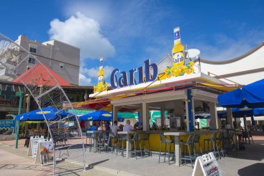 Hollanda Karayipleri 'nin Sint Maarten kentindeki Philipsburg' ün tarihi merkezinde, Great Bay Sahili 'ndeki Boardwalk' taki Carib Restoran ve Bar. 