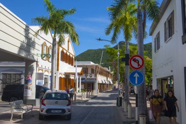 Hollanda 'nın Sint Maarten kentindeki Philipsburg' un tarihi merkezindeki Front Caddesi 'ndeki tarihi ticari binalar. 