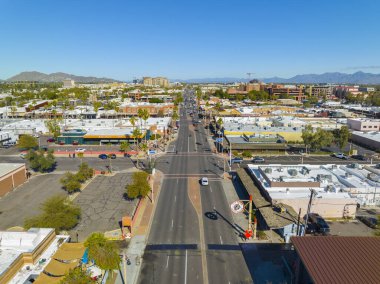 Scottsdale şehir merkezi hava manzarası Scottsdale Road 'da 1. Cadde' de Scottsdale, Arizona AZ, ABD. 