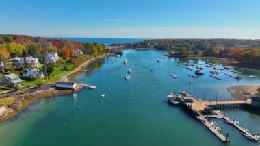York Nehri üzerindeki York Nehri hava manzarası ve Barrell Mill Pond Barajı 'ndaki Wiggly Köprüsü nehir ağzı yakınındaki York Limanı, Maine ME, ABD. 