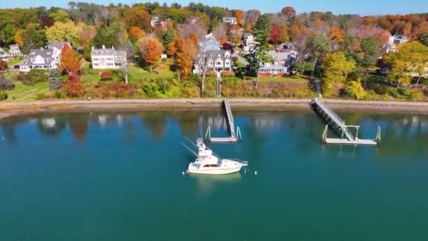 ヨーク川のヨットと歴史的なウォーターフロントビルディング空中ビューの秋のニューヨーク港の村で ニューヨークの町 メイン州Me — ストック動画