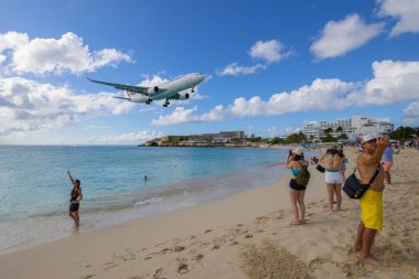 Air France Airbus 330, Prenses Juliana Uluslararası Havalimanı SXM 'ye inmeden önce Maho Plajı üzerinde uçuyor.. 
