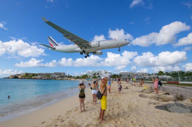 Air France Airbus 330, Prenses Juliana Uluslararası Havalimanı SXM 'ye inmeden önce Maho Plajı üzerinde uçuyor.. 