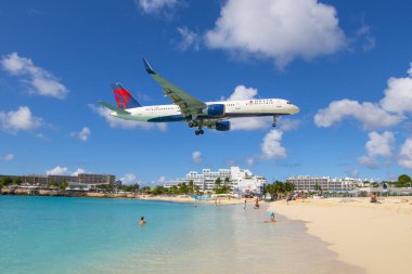 Delta Hava Yolları Boeing 757 Prenses Juliana Uluslararası Havalimanı SXM Sint Maarten, Hollanda Karayipleri 'ne inmeden önce Maho Sahili üzerinde uçuyordu.. 