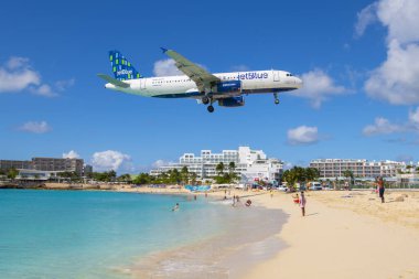 JetBlue Airways Airbus 320 Prenses Juliana Uluslararası Havalimanı SXM Sint Maarten, Hollanda Karayipler 'e inmeden önce Maho Plajı üzerinde uçuyor.. 