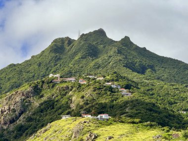Hollanda, Karayipler 'deki Saba Tepesi' nde. Manzara Dağı bugün hala hareketsiz olan bir volkan.. 