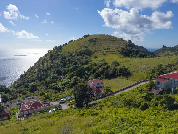 Hollanda 'nın Saba kentindeki tarihi Windwardside yakınlarında bulunan Saba Dağı' nın hava manzarası. Manzara Dağı bugün hala hareketsiz olan bir volkan.. 