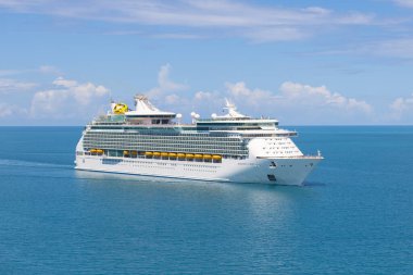 Royal Caribbean lüks yolcu gemisi Denizci Sandy Parish, Bermuda 'daki Kraliyet Donanma Tersanesine yelken açıyor.. 
