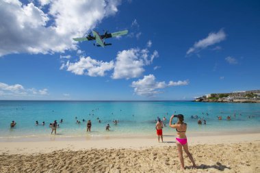 Maho Plajı 'nda Prenses Juliana Uluslararası Havalimanı SXM Hollanda Karayipleri Sint Maarten' e inişini izleyen insanlar var.. 
