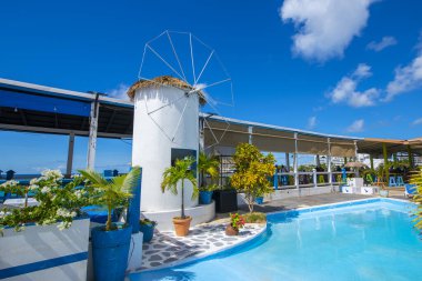 Hollanda 'da Sint Maarten, Hollanda' da Maho Sahili 'nde Hollanda tarzı yel değirmeniyle Sunset Bar and Grill. 