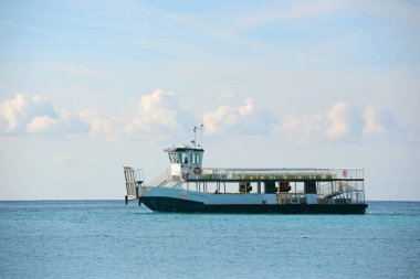 Tur gemisi Henry Hudson Half Moon Cay 'de, Little San Salvador Adası, Bahamalar. Half Moon Cay, Hollanda 'nın Bahamalar şehrinde bulunan özel bir adadır..