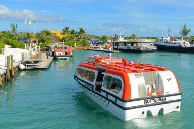 Half Moon Cay 'deki Pirates Cove' da, Little San Salvador Adası 'nda, Bahamalar' da bir filika. Half Moon Cay, Hollanda 'nın Bahamalar şehrinde bulunan özel bir adadır..