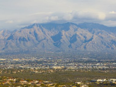 Santa Catalina Dağları 'ndaki Kimball Dağı ve Lemmon Dağı' nın havadan görünüşü ABD 'nin Arizona AZ, Tucson kentindeki Saguaro Ulusal Parkı' ndan Sonoran Çölü manzarası ile. 