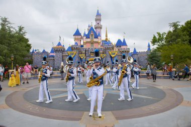 Anaheim, California CA, ABD 'deki Disneyland Park' ta Uyuyan Güzel Kalesi önünde konser veren grup. 