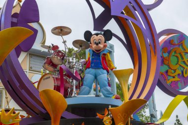 Mickey Mouse, Anaheim, Kaliforniya 'daki Disneyland Park' taki Mickey 's Soundsational Parade' de.. 