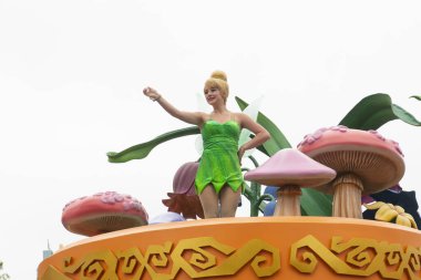 Anaheim, Kaliforniya 'daki Disneyland Park' taki Mickey 's Soundsational Parade' de Tinker Bell, ABD. 