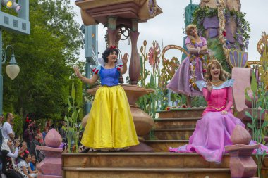Anaheim, Kaliforniya 'daki Disneyland Park' taki Mickey 's Soundsational Parade' de Pamuk Prenses.. 