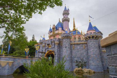 Anaheim, Kaliforniya 'daki Disneyland Park' taki Uyuyan Güzel Şatosu, ABD. 