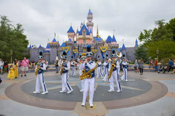 Anaheim, California CA, ABD 'deki Disneyland Park' ta Uyuyan Güzel Kalesi önünde konser veren grup. 