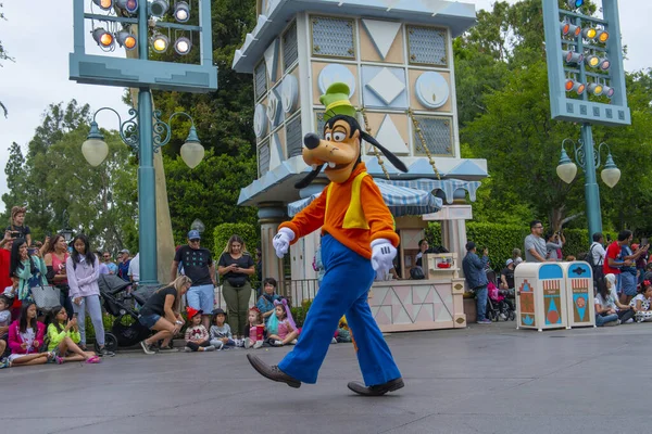 Anaheim, Kaliforniya 'daki Disneyland Park' taki Mickey 's Soundsational Parade' de Çatlak Köpek, ABD. 