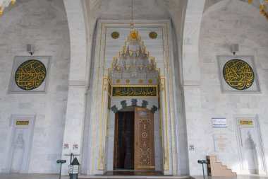 Melike Hatun Camii, Ankara 'nın eski semtinde klasik bir Osmanlı tarzıdır.. 