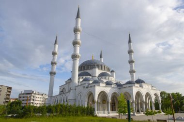 Melike Hatun Camii, Ankara 'nın eski semtinde klasik bir Osmanlı tarzıdır.. 