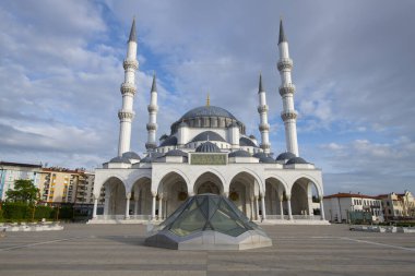 Melike Hatun Camii, Ankara 'nın eski semtinde klasik bir Osmanlı tarzıdır.. 