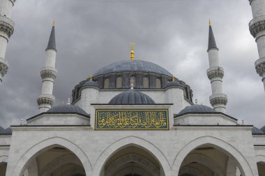 Melike Hatun Camii, Ankara 'nın eski semtinde klasik bir Osmanlı tarzıdır.. 
