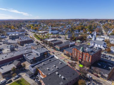 ABD 'nin Milford, Massachusetts MA şehrinin tarihi şehir merkezinde sonbaharda ana caddede bulunan tarihi ticari bina.. 