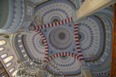 İstanbul 'un Sariyer ilçesinin tarihi Kumkoy ilçesine bağlı Kilyos Merkez Camii' nin Tavanı. 