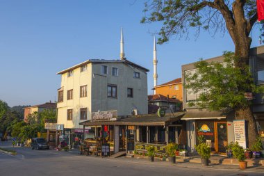 İstanbul 'un Sariyer ilçesinin Kumkoy ilçesine bağlı Kalecik Caddesi' ndeki tarihi ticari binalar. 