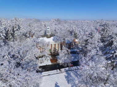Weston Belediye Binası 'nın Weston, Massachusetts MA, ABD' nin tarihi şehir merkezinde Lanson Park 'taki hava manzarası..  