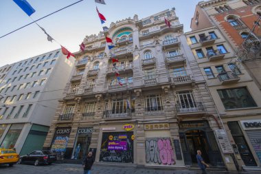 İstanbul, Beyoğlu 'nda sabah saatlerinde Istiklal Caddesi' ndeki Neo Klasik tarz ticari binalar. 