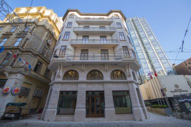 İstanbul, Beyoğlu 'nda sabah saatlerinde Istiklal Caddesi' ndeki Neo Klasik tarz ticari binalar. 