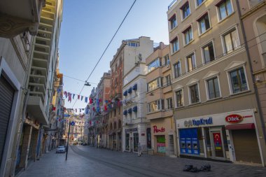 İstanbul, Beyoğlu 'nda sabah saatlerinde Istiklal Caddesi' ndeki Neo Klasik tarz ticari binalar. 