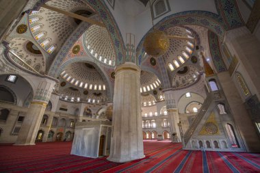 Kocatepe Camii Kocatepe Camii 'nin içi. Cami, Ankara 'nın Çankaya ilçesinin Kizilay ilçesindeki Kocatepe semtindeki en büyük camii.. 