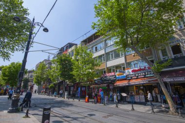 İstanbul Sultanahmet yakınlarındaki Fatih ilçesinde Divan Yolu Caddesi üzerindeki tarihi ticari binalar, Türkiye. 