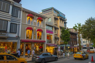 Tarihi İstanbul Sultanahmet 'te gün batımında Mimar Mehmet Aga Caddesi üzerindeki tarihi ticari binalar. İstanbul 'un Tarihi Alanları Dünya Mirası Alanı.