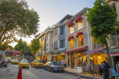 Tarihi İstanbul Sultanahmet 'te gün batımında Mimar Mehmet Aga Caddesi üzerindeki tarihi ticari binalar. İstanbul 'un Tarihi Alanları Dünya Mirası Alanı.