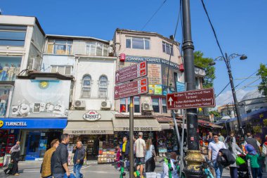 Türkiye 'nin İstanbul kenti Grand Bazaar yakınlarındaki Fatih ilçesindeki Beyazit Plaza' daki tarihi ticari binalar. Tarihi İstanbul UNESCO 'nun Dünya Mirası Bölgesi. 