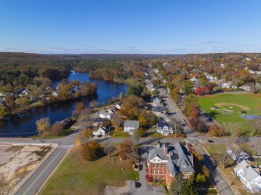 Hopedale Pond 'un sonbaharda Mill River' daki hava manzarası Hopedale, Massachusetts MA, ABD 'nin tarihi şehir merkezinde..  