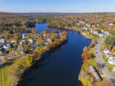Hopedale Pond 'un sonbaharda Mill River' daki hava manzarası Hopedale, Massachusetts MA, ABD 'nin tarihi şehir merkezinde..  